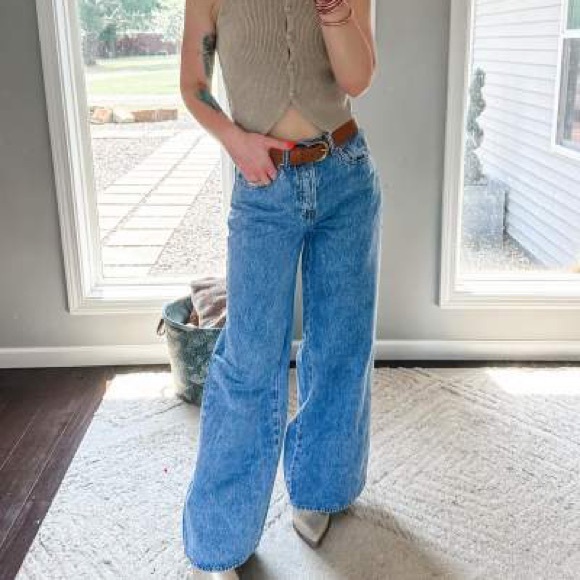 NWT! Women's Mid-Rise Super Wide Leg Jeans - Universal Thread size 2 Light Wash - Picture 3 of 10